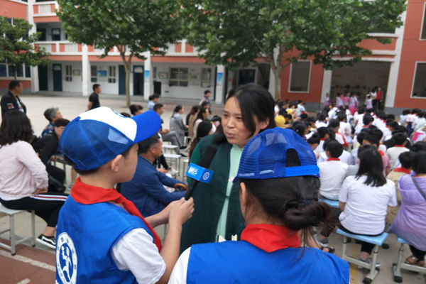 图片为新华小记者体验采访建设路小学老师刘艳凤.png