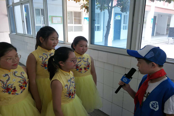 图片为新华小记者体验采访演出代表钟佳琳.png